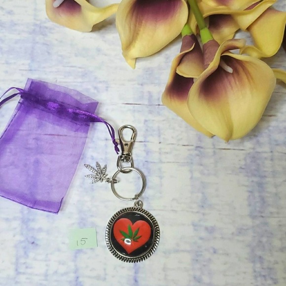 Handmade Leaf Keychain - Picture 1 of 4